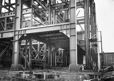 856785 Afbeelding van het geheel gelaste staalcontructie-skelet voor de uitbreiding van het ketelhuis van de ...